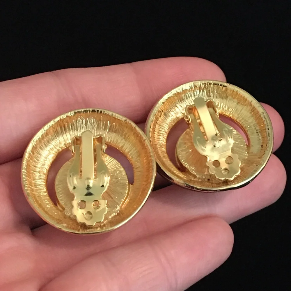 Vintage Red and White Round Clip On Earrings - Picture 6 of 8